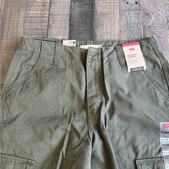 Levi's Women’s Green Cargo Pants - Picture 5 of 5